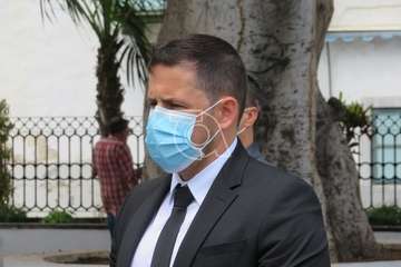 Minuto de silencio por las víctimas del Covid-19 en la plaza de San Juan y del personal de Servicios Sociales (Foto TA)